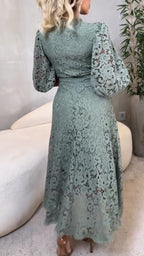 Vestido de mujer con cuello redondo, manga farol y encaje calado