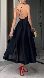 Vestido elegante informal de mujer con tirantes finos y retales de color liso
