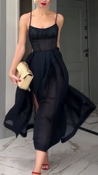Vestido elegante informal de mujer con tirantes finos y retales de color liso