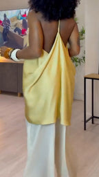 Traje informal de top irregular con cuello colgante y pantalón para mujer