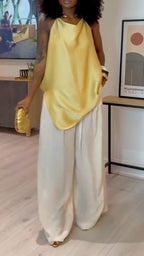Traje informal de top irregular con cuello colgante y pantalón para mujer