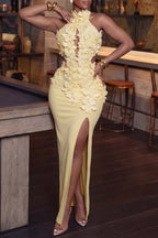 Vestido elegante de mujer con ribete floral y bajo con abertura