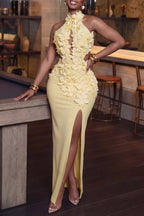 Vestido elegante de mujer con ribete floral y bajo con abertura