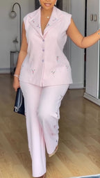 Conjunto de chaqueta sin mangas con cuello y pedrería, y pantalón con estampado para mujer